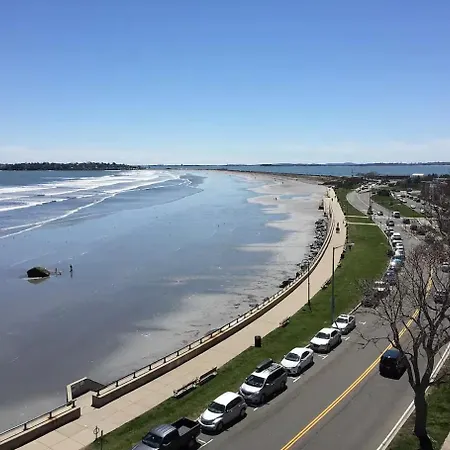 Queen Bed Condo By The Beach